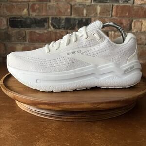 Brooks Ghost Max 2 Womens Size 9.5 White Athletic Running Walking Shoes Sneakers